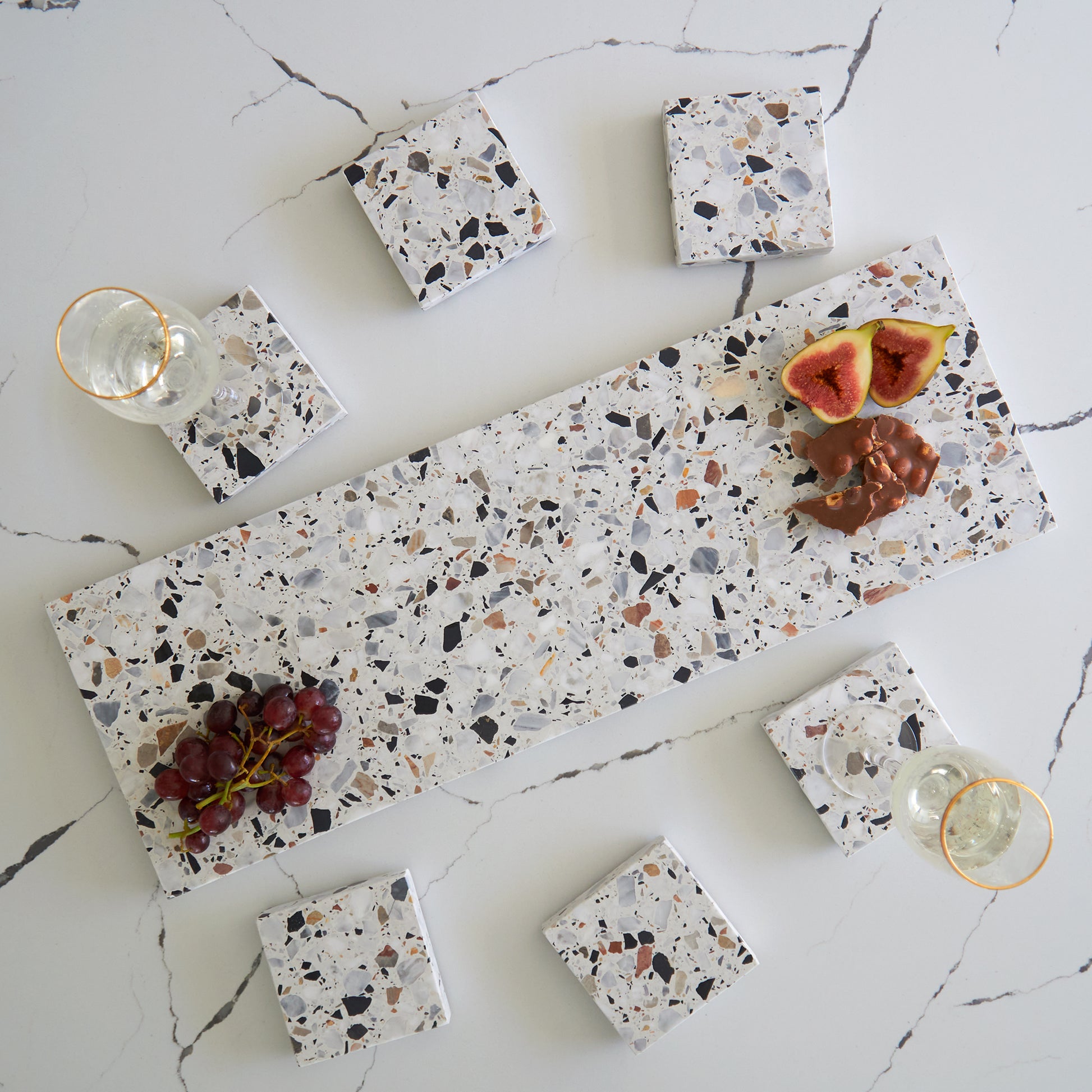Celebrating Set in Autunno, pairing a large platter and coasters to suit any celebration.